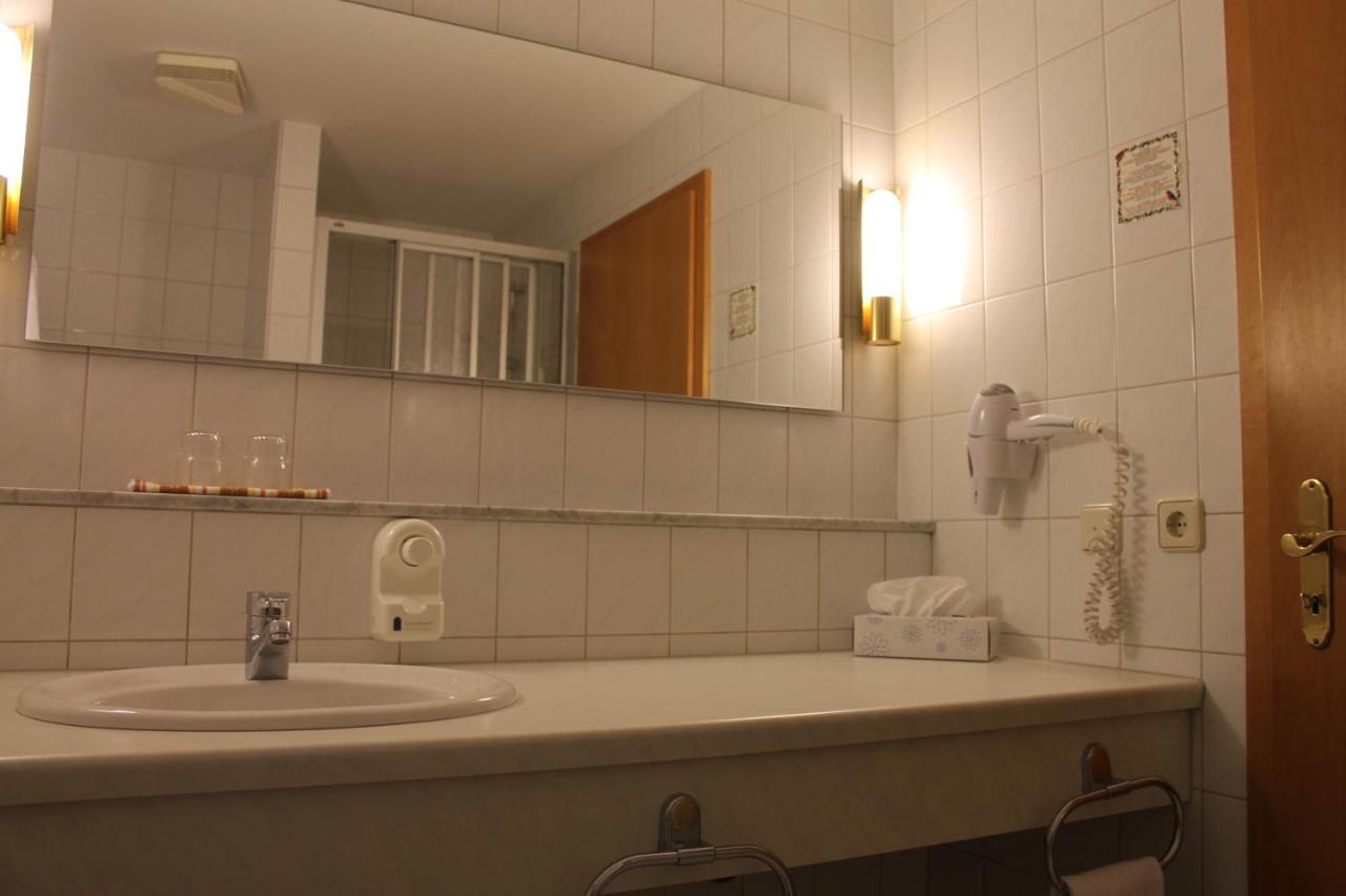 Landgasthof Hotel Zur Linde Im Taunus Gemünden Buitenkant foto
