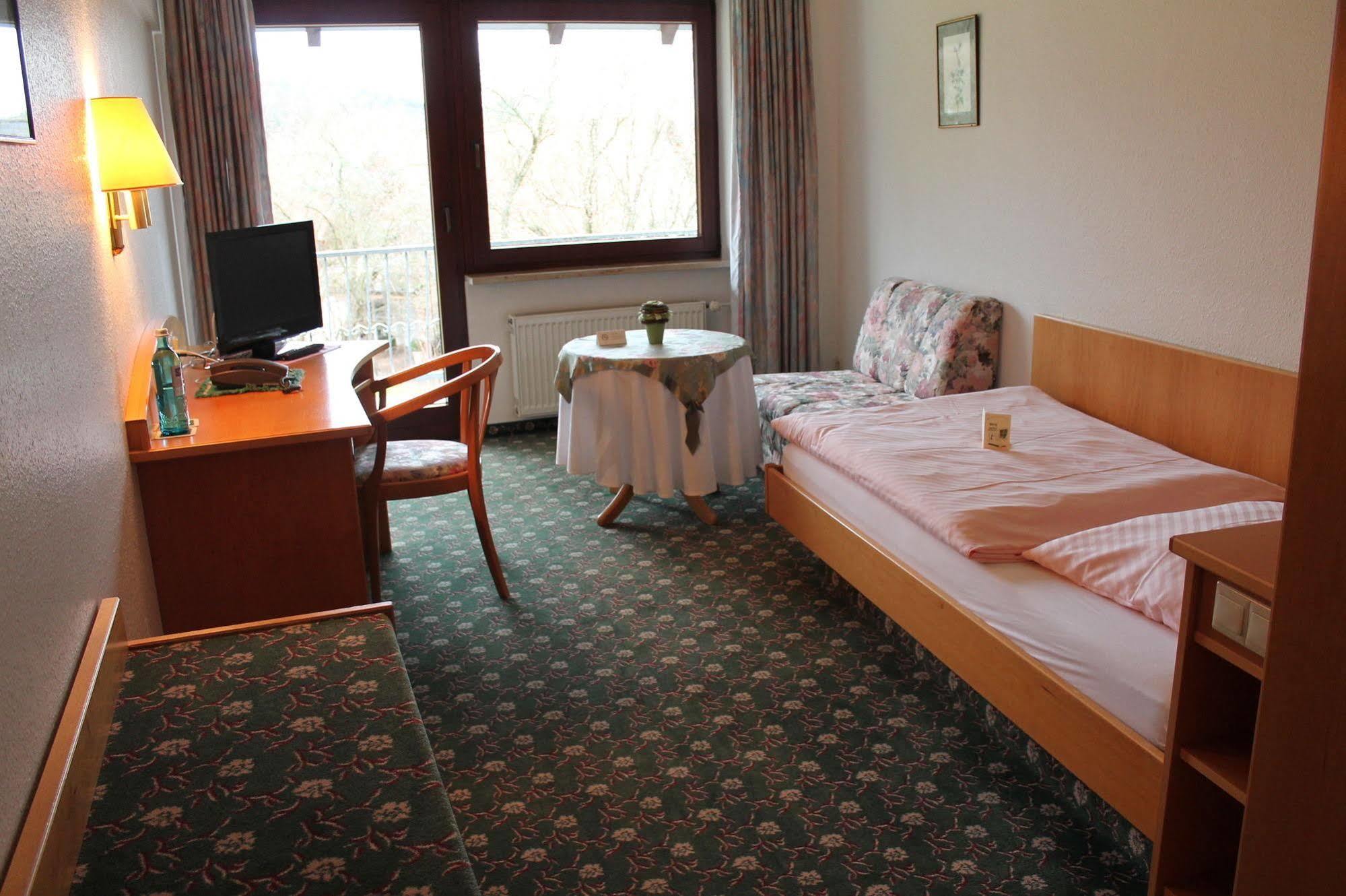 Landgasthof Hotel Zur Linde Im Taunus Gemünden Buitenkant foto