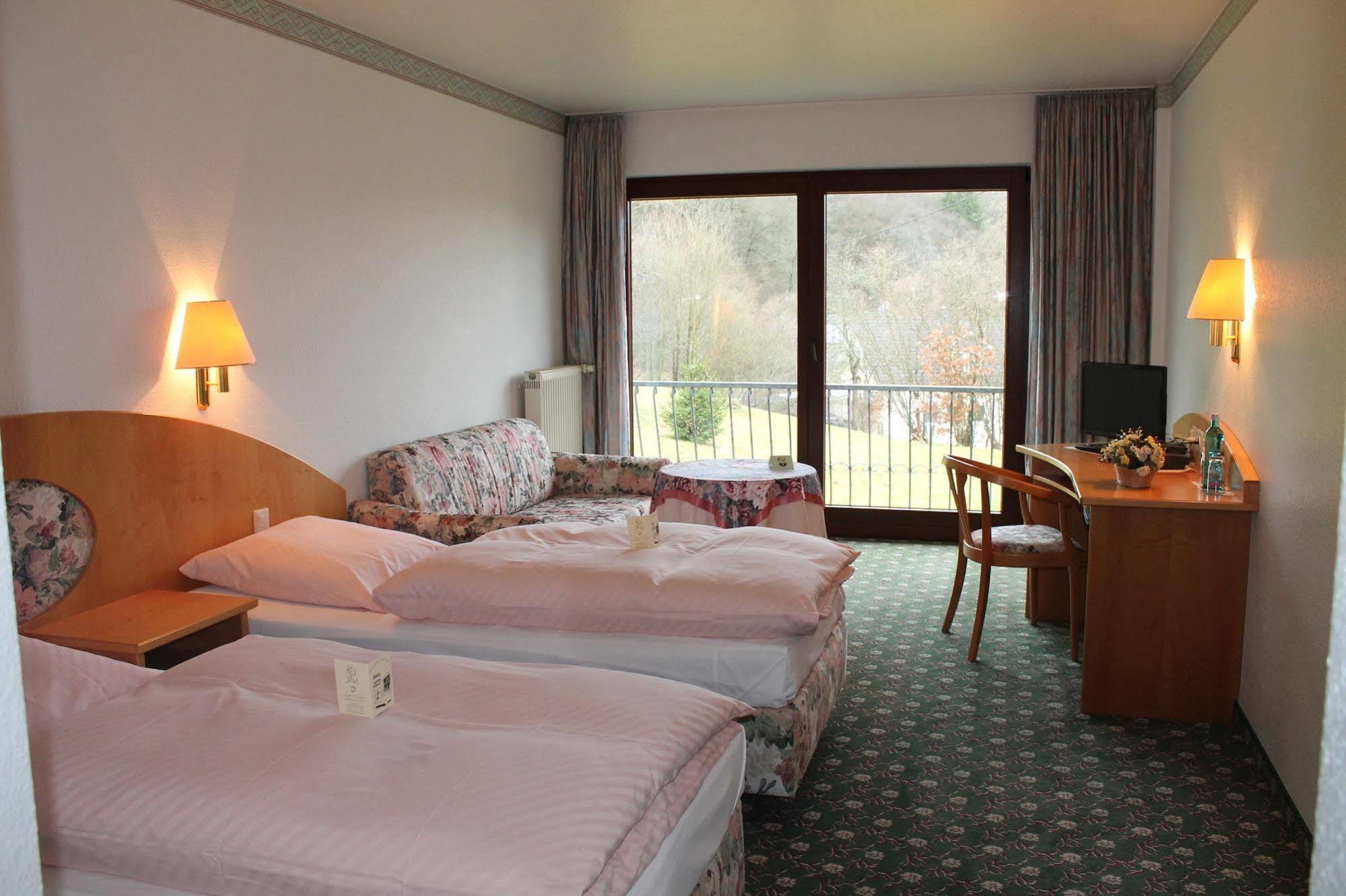 Landgasthof Hotel Zur Linde Im Taunus Gemünden Buitenkant foto